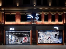 新旗舰店秉承安踏“永不止步”的品牌理念-运用线性灯光设计