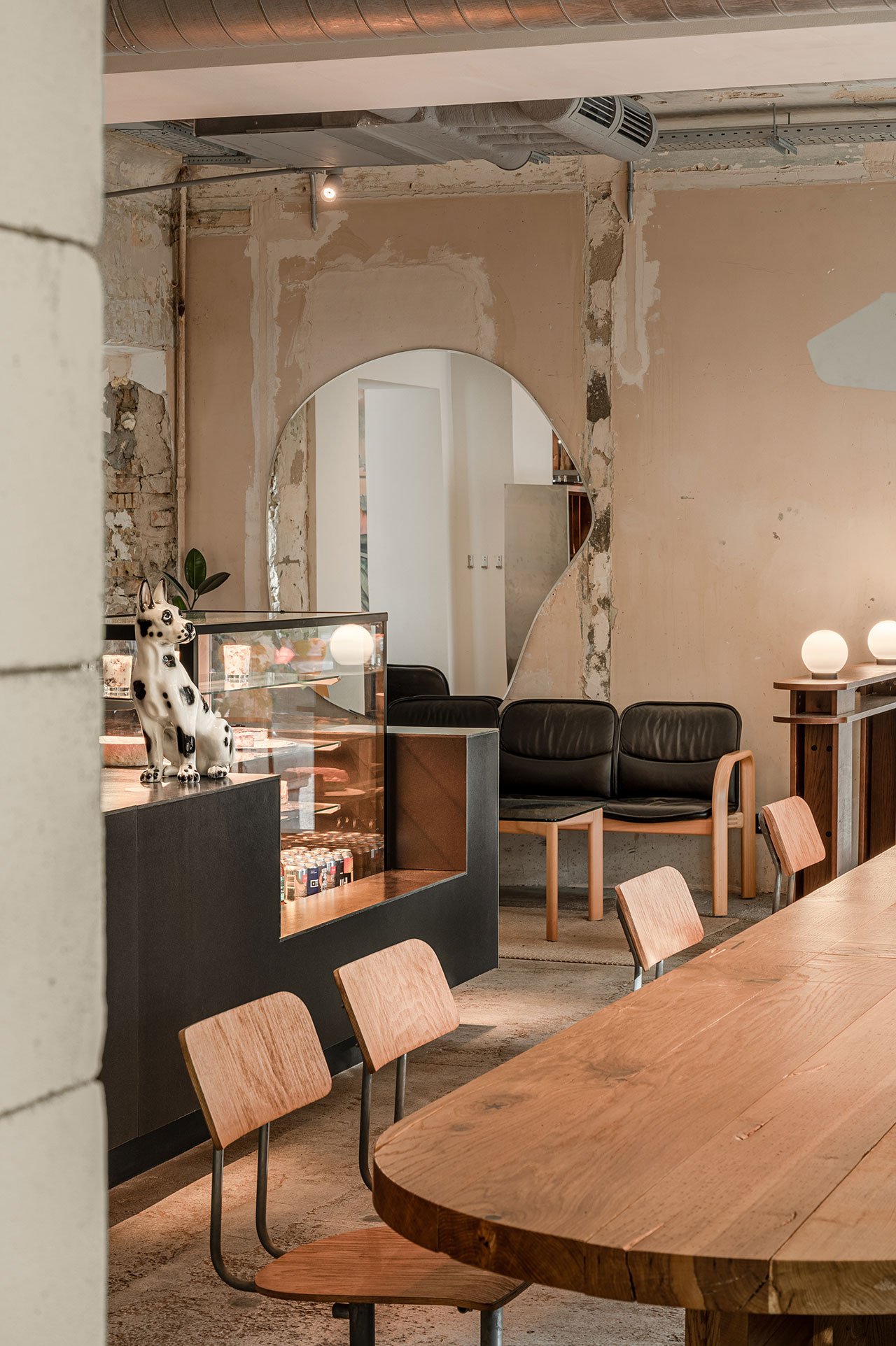 老式真皮沙发、老式玻璃和木质咖啡桌以及 1990 年代的黄色 Lumibär 灯,乌克兰基辅Dubler咖啡馆都是复古格调魅力咖啡馆,自然、复古、柔和的色调，原始顶面，艺术笔画、裸油漆