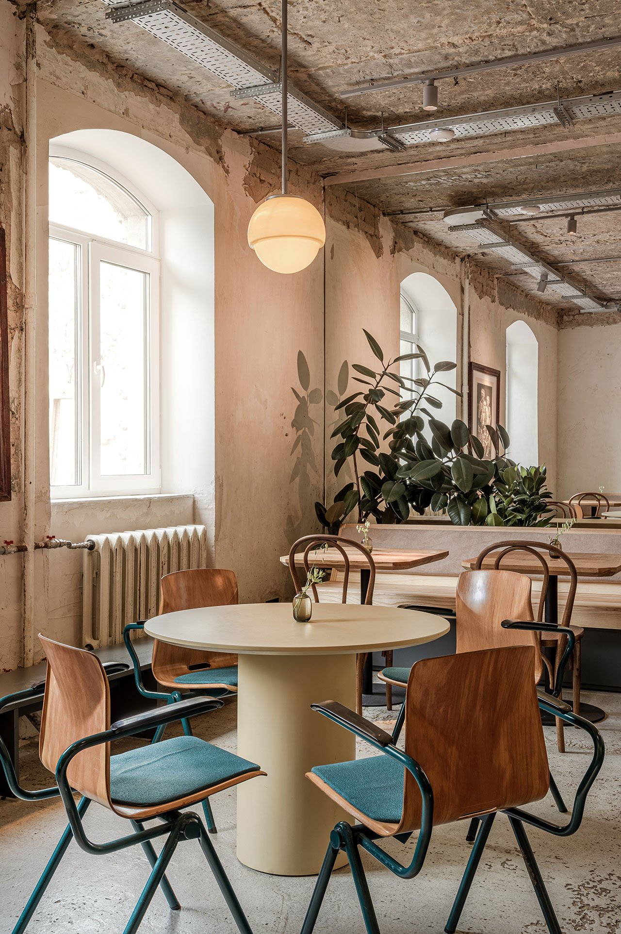 自然、复古、柔和的色调，原始顶面，艺术笔画、裸油漆,乌克兰基辅Dubler咖啡馆都是复古格调魅力咖啡馆,老式真皮沙发、老式玻璃和木质咖啡桌以及 1990 年代的黄色 Lumibär 灯