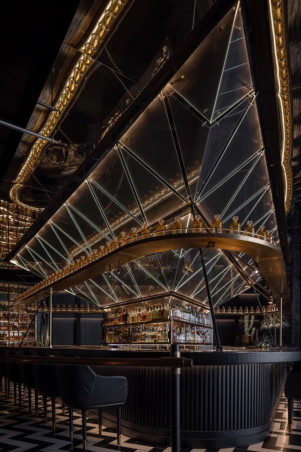 随州灯光设计拍摄案例 | PLUTO BAR酒吧室内设计,吧台酒架用金属管搭配线灯做氛围光天花采用轨道射灯,工业风酒吧