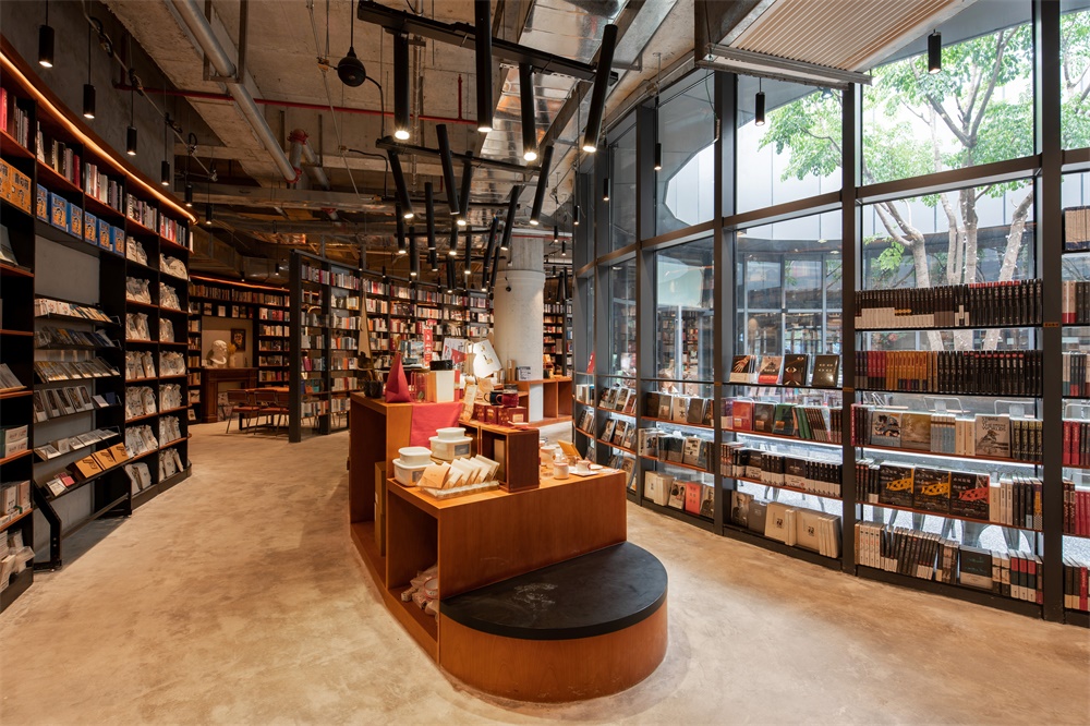 1200bookshop室内设计,现代工业风标签:现代工业书店风格,水泥柱、明装线吊筒灯、吧凳、沙发椅