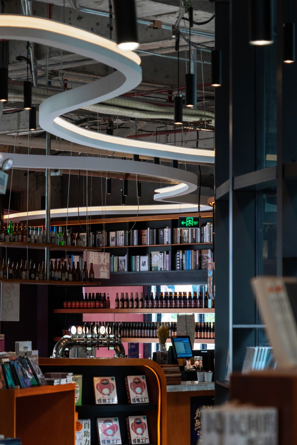 1200bookshop室内设计,现代工业风标签:现代工业书店风格,水泥柱、明装线吊筒灯、吧凳、沙发椅